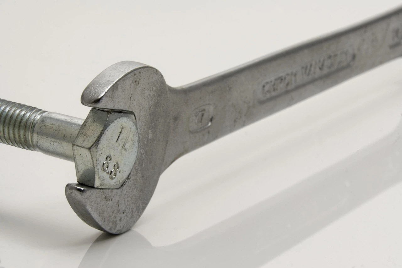Hex bolt and wrench
